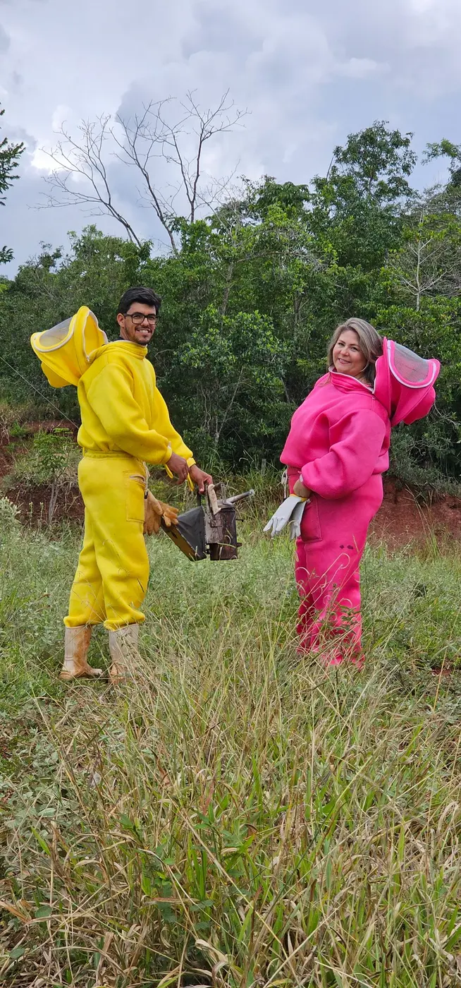 Apicultores caminhando juntos em uma área de campo