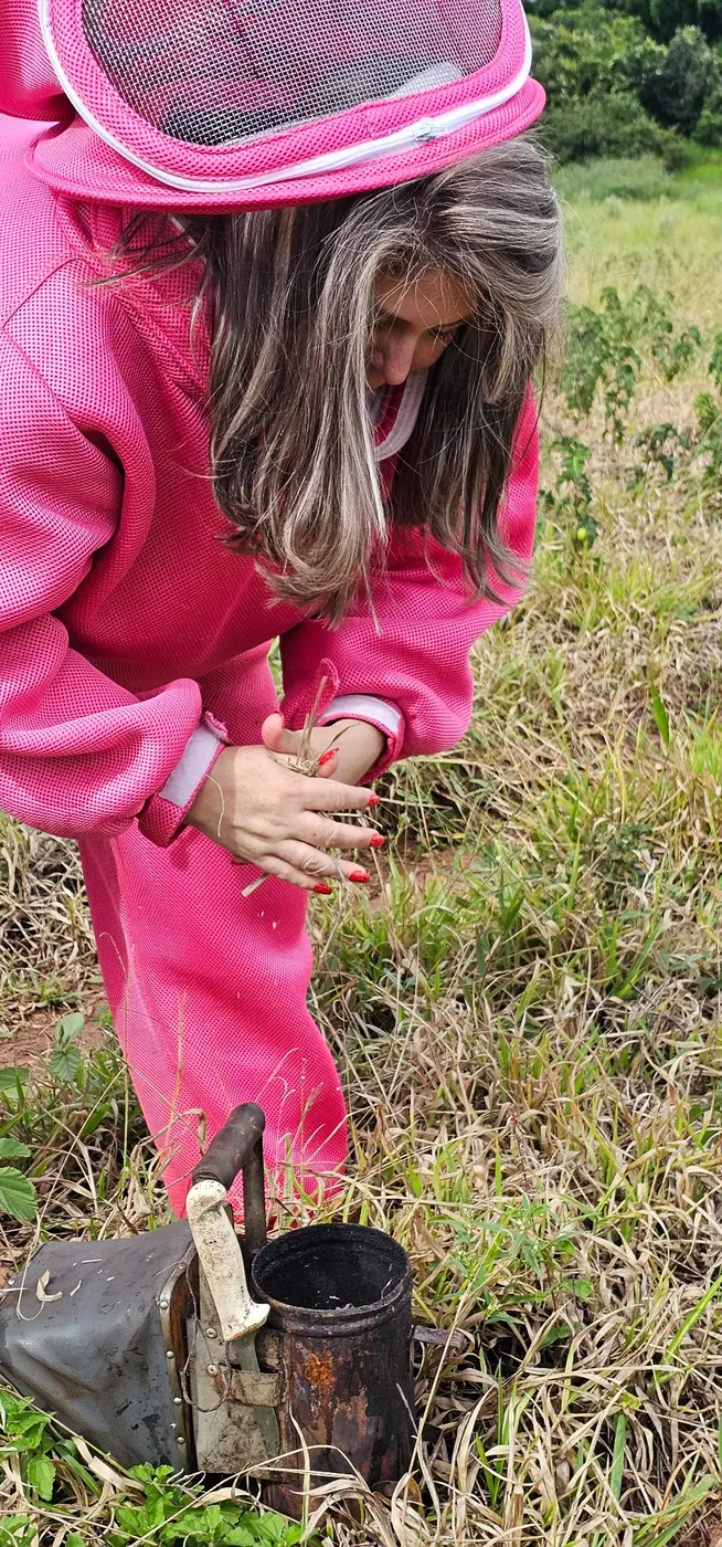 Apicultora realizando uma atividade prática no campo